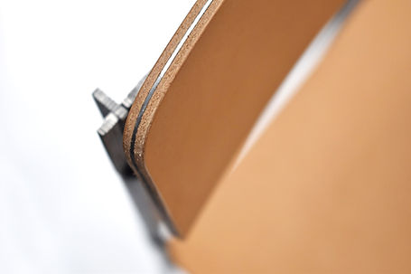 Chaise manufacturée en acier et cuir au design raffiné signée Noue atelier