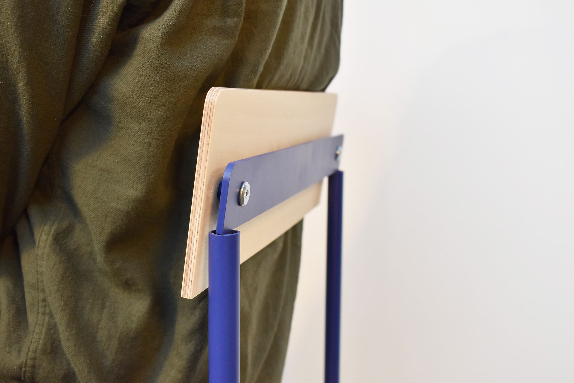 Exercice est une chaise design standard de couleur bleu, clin d'œil aux chaises d'écolier.
