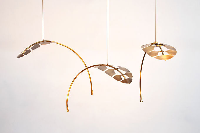 MONSTERA, mobiles en laiton patinés d'inspiration végétale par NOUE atelier. Ces sculptures décoratives sont conçus pour être suspendus dans un intérieur.