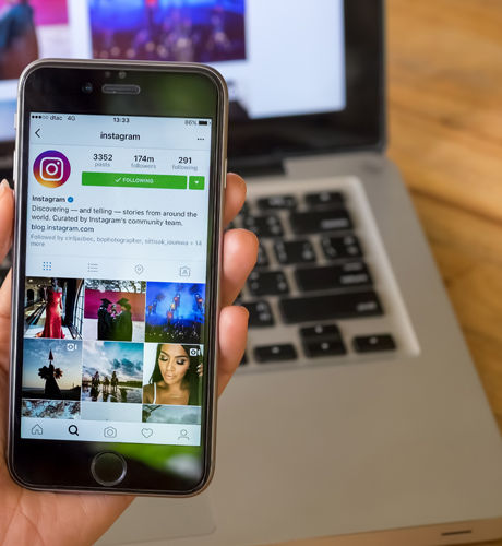 mao-segurando-celular-smartphone-aplicativo-instagram.jpg
