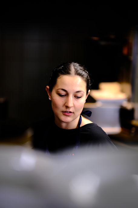 La cheffe Lana Solé en cuisine chez Cena