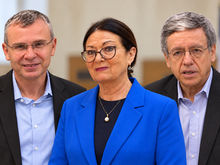 אסתר חיות: ספרו של גורלי מנתח את הדרך שהובילה את ישראל "אל סף התהום"
