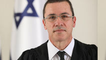 אקדח פלפל ושוד בדירה: הסיפור שהחל בשירותי מין והסתיים בעבודות שירות