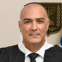 האם שכנה שהחליפה דוד אחראית לנזקי רטיבות מגג ישן בבניין בן 70 שנה?