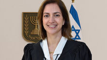 כשהאולם מתחמם, השופטת עדי יעקובוביץ שומרת על קור רוח ושליטה