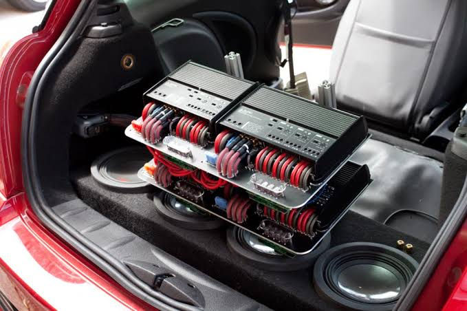 Car audio amplifier for improved sound quality
