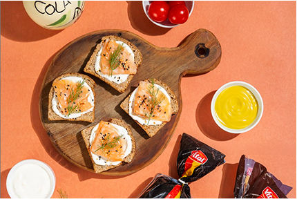 canapés de salmão defumado no pão preto
