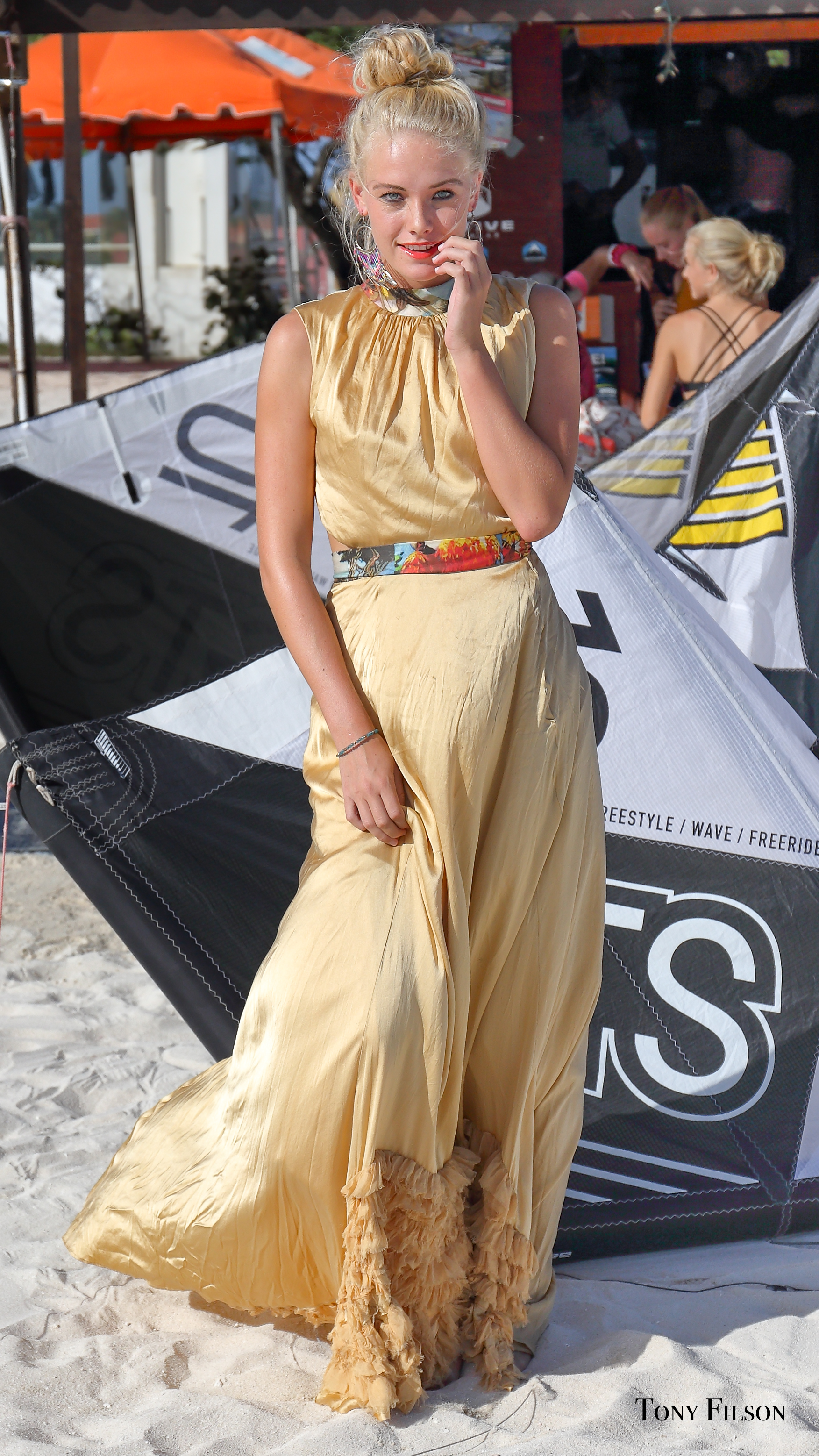 Model Sanne Ooms BTS for a Aruba photoshoot for PopImpressKA Couture by Fashion Photographer Tony Filson