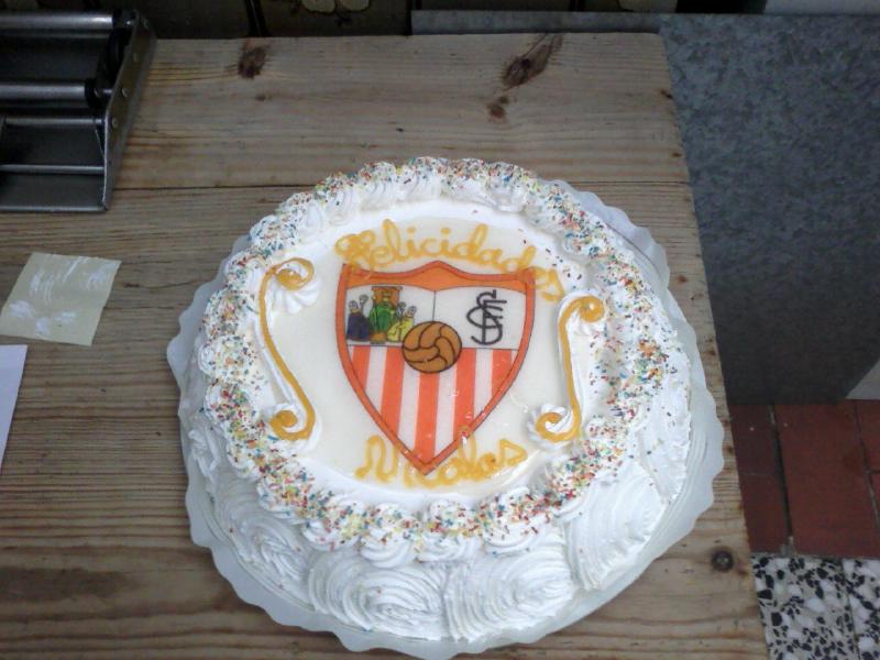 Tarta de nata con escudo sevilla.