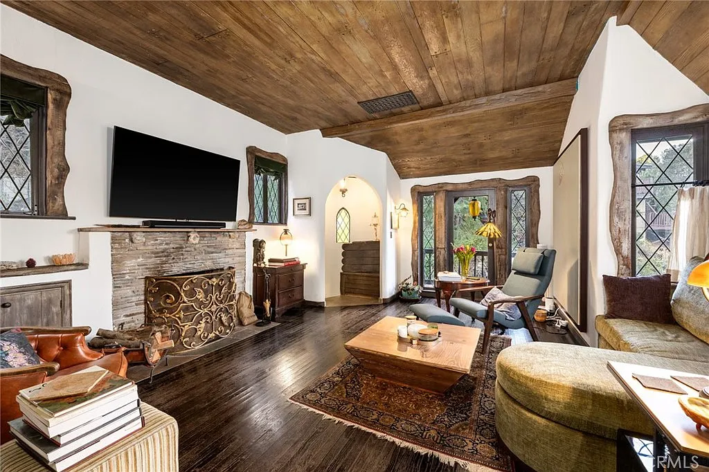 6937 Vanland living room