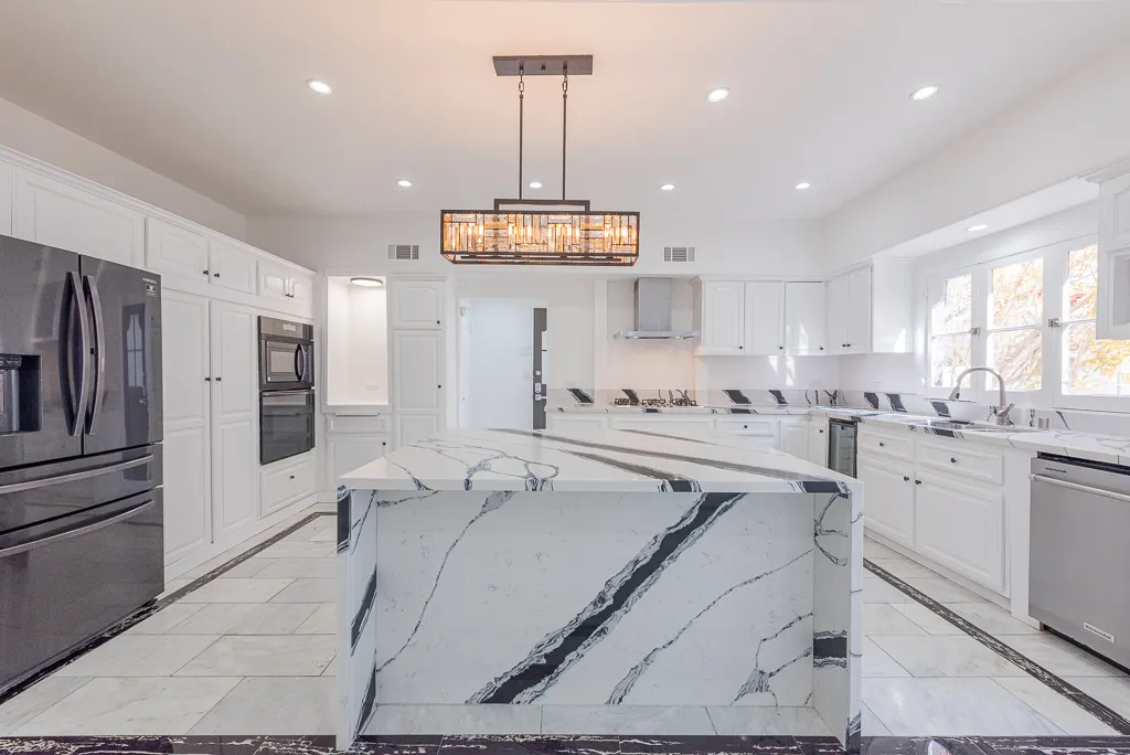 710 Adelaide Place tacky remodeled kitchen