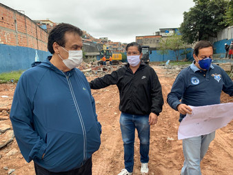 Dr. Ronaldo Onishi e prefeito Fernando Fernandes acompanham início da obra da UBS do Trianon, em Tab