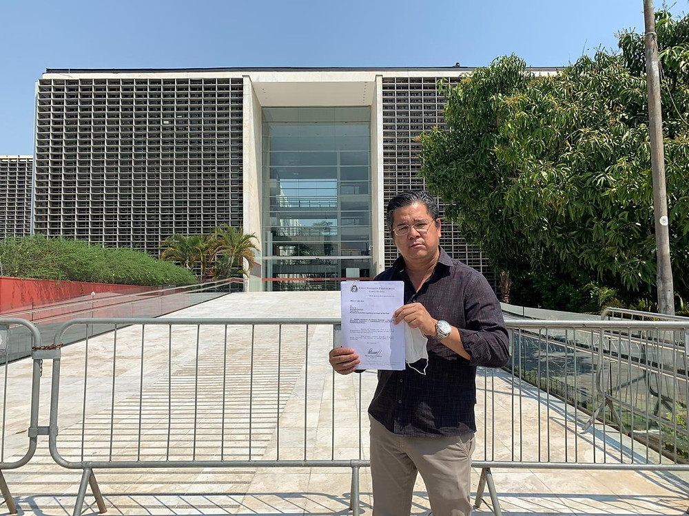 Vereador Dr. Ronaldo Onishi entrega requerimento na Alesp
