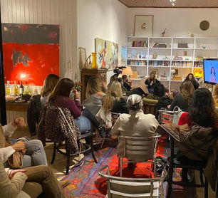 מה קרה כשסופרת בגיל המעבר ובסניקרס אדומים נחתה לי בסלון