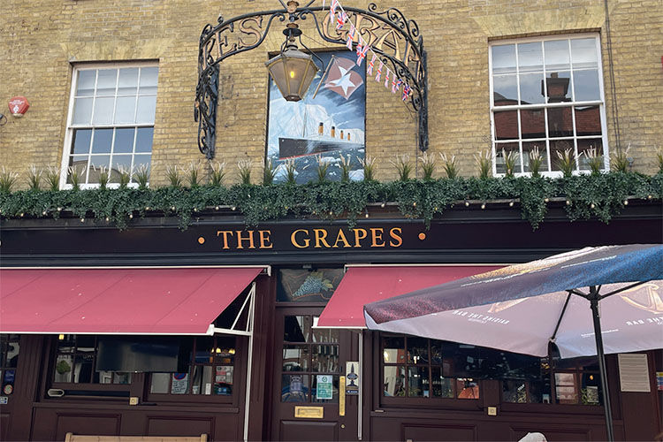 The Grapes Pub & Inn, Southampton, England
