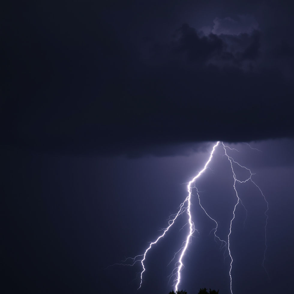 Blitz am Nachthimmel, der durch dunkle Wolken schlägt. Der helle Blitz kontrastiert stark mit dem dunklen, stürmischen Himmel.