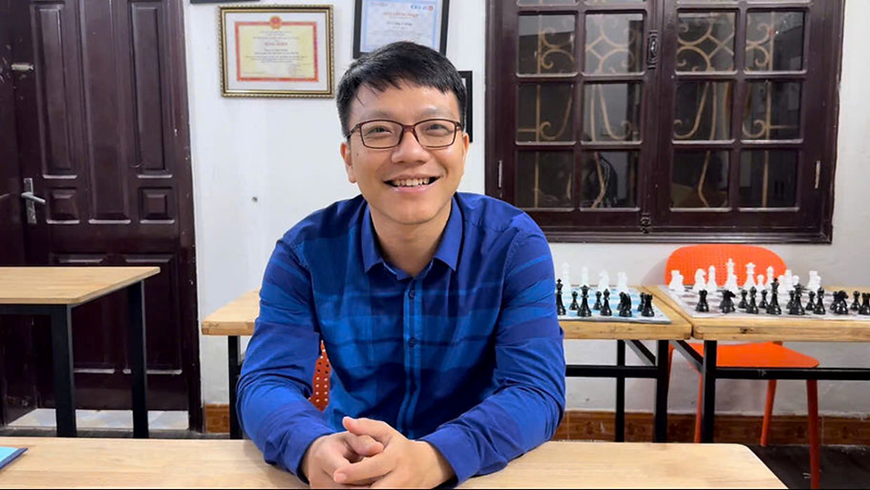 Mr. Lê Cường—a national chess master with more than 15 years of teaching experience—shared that his journey with the intellectual sport began with childhood curiosity. Guided through his first games by a friend, his passion for chess gradually grew and ultimately became his chosen career path. (Source: Vietories)