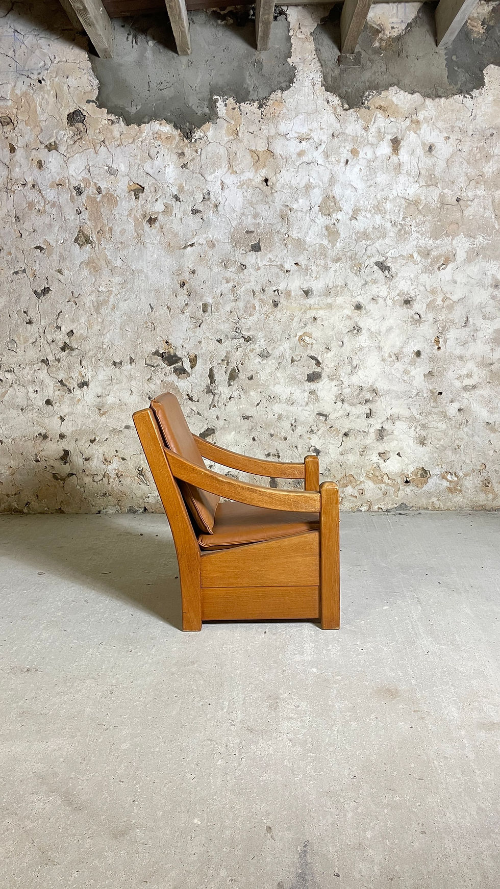 Miniature : Fauteuils brutalistes couleur cognac