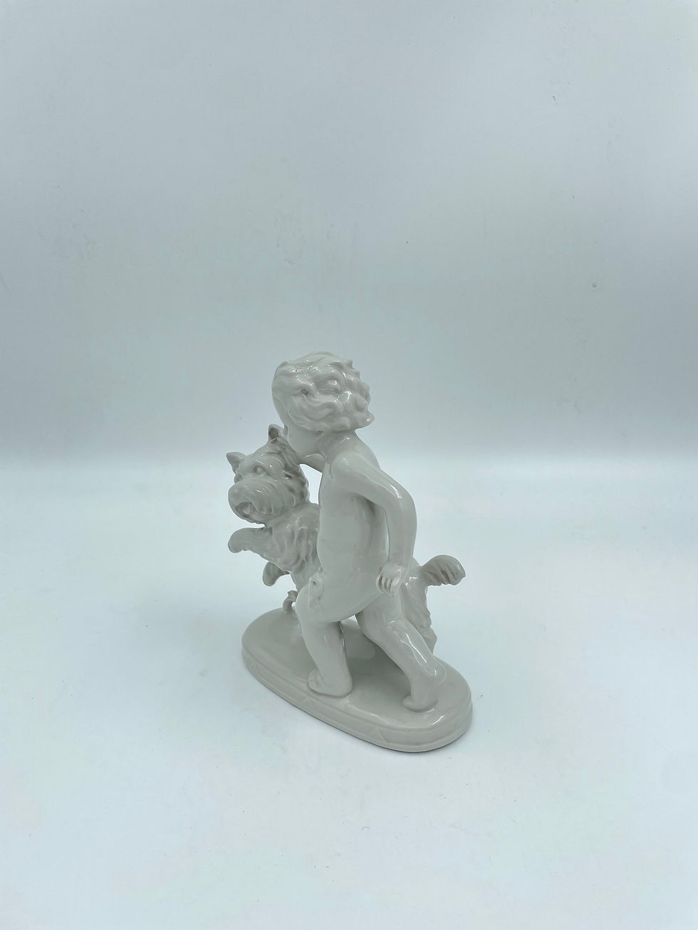 Figurine Putti en porcelaine blanche