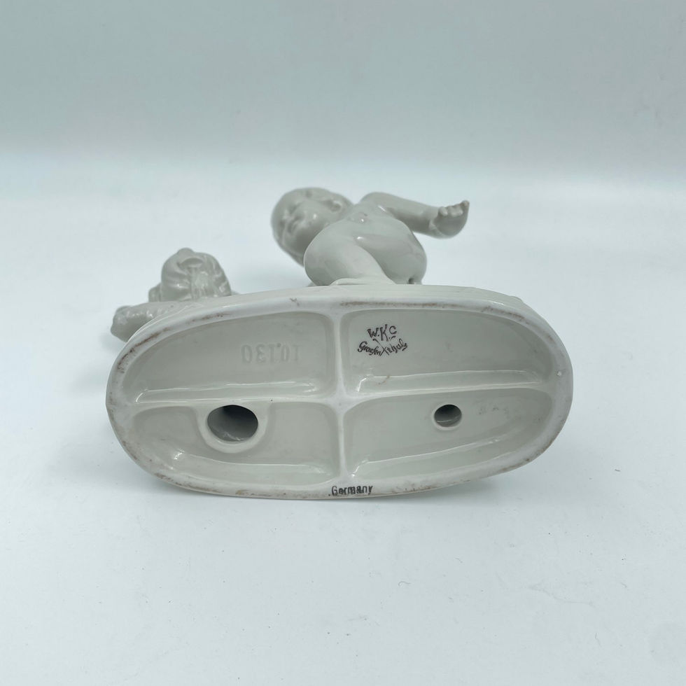 Figurine Putti en porcelaine blanche