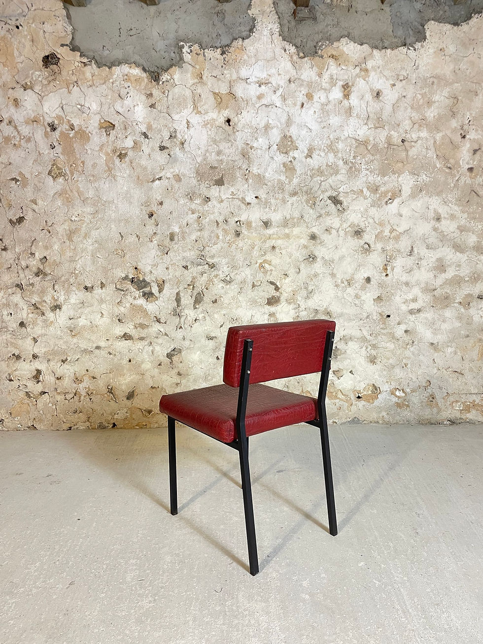 Thumbnail: Chaises moderniste rouge