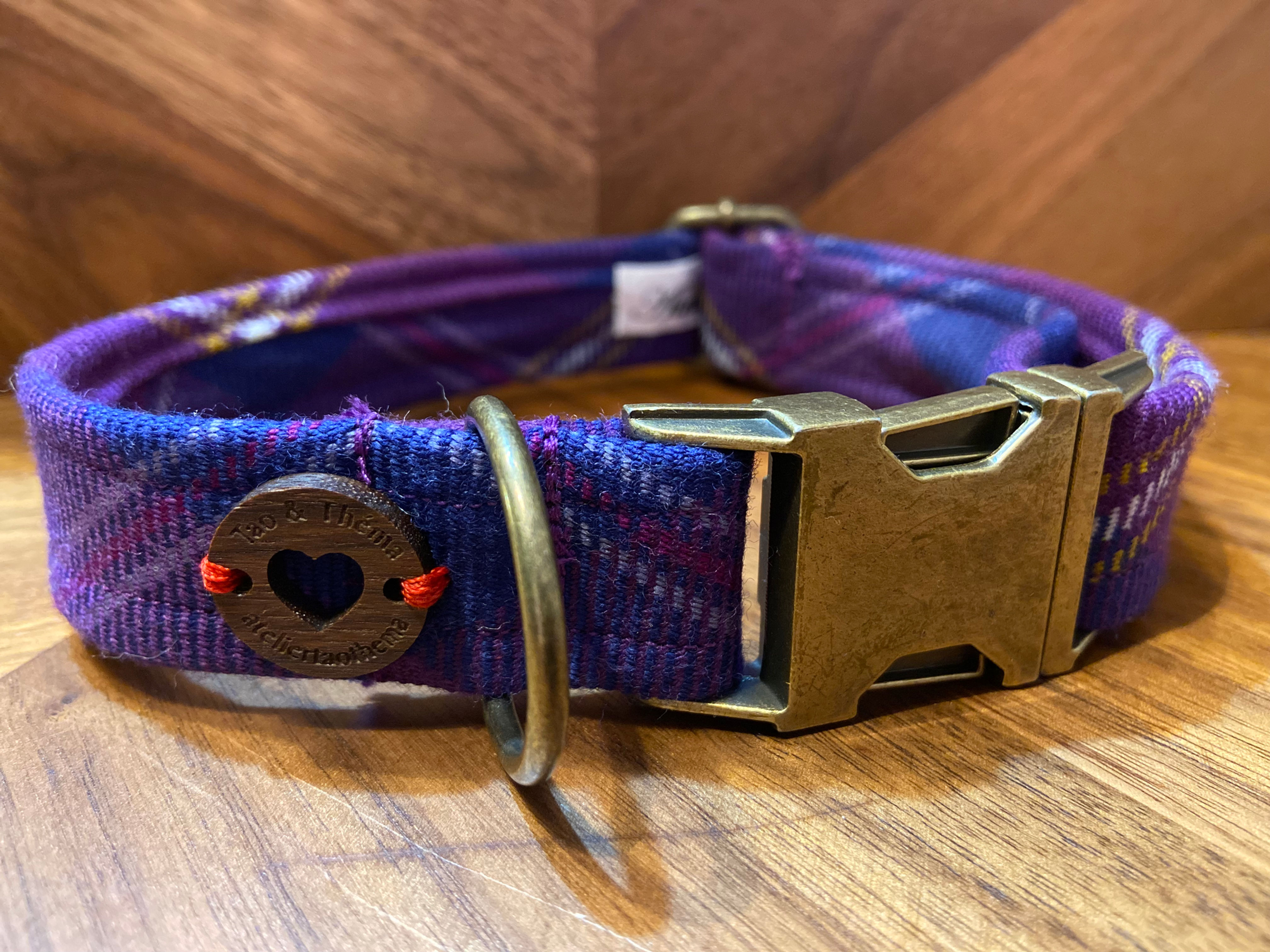 COLLIER RÉGLABLE PETIT CHIEN EN TARTAN MADE IN SCOTLAND VIOLET BOUCLES MÉTAL