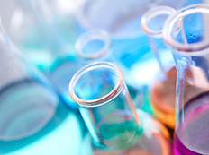 カラフルな実験用ガラス製品