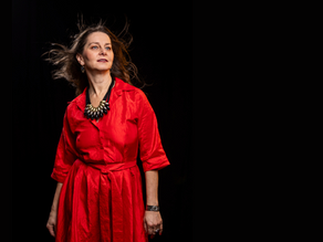 ČERVENÁ NA OBLEČENÍ NENÍ JEN ÚČETNÍ SYMBOL MÍNUSU.