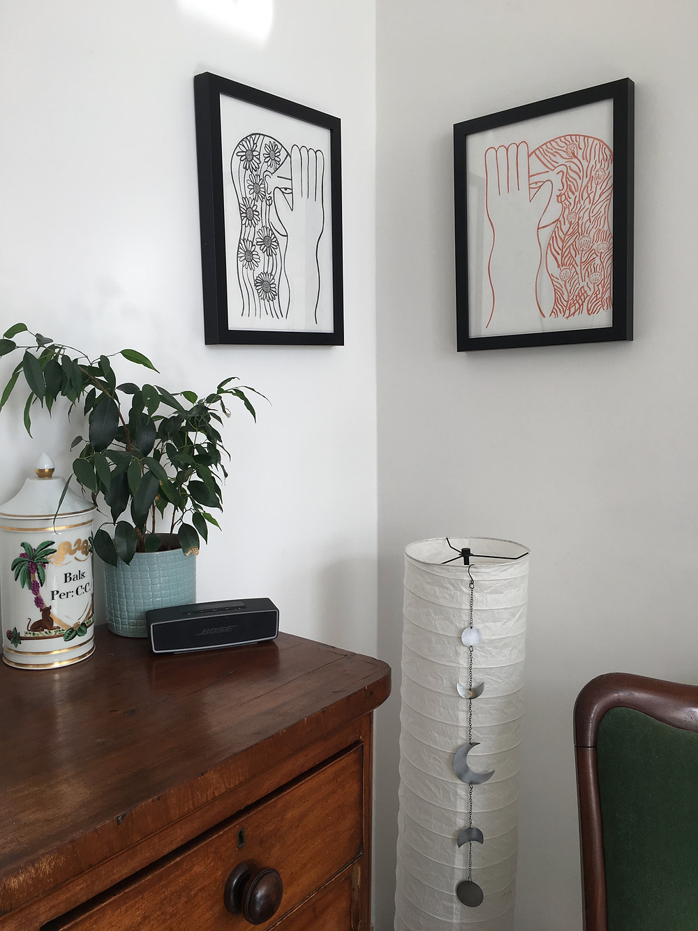 Declutter your living room with corner art pictures