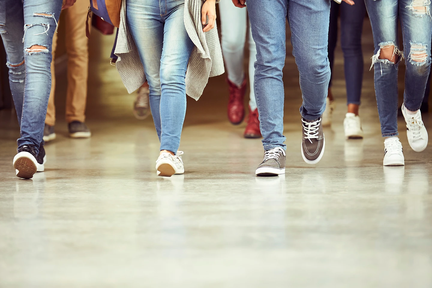 Studenti in corridoio che camminano