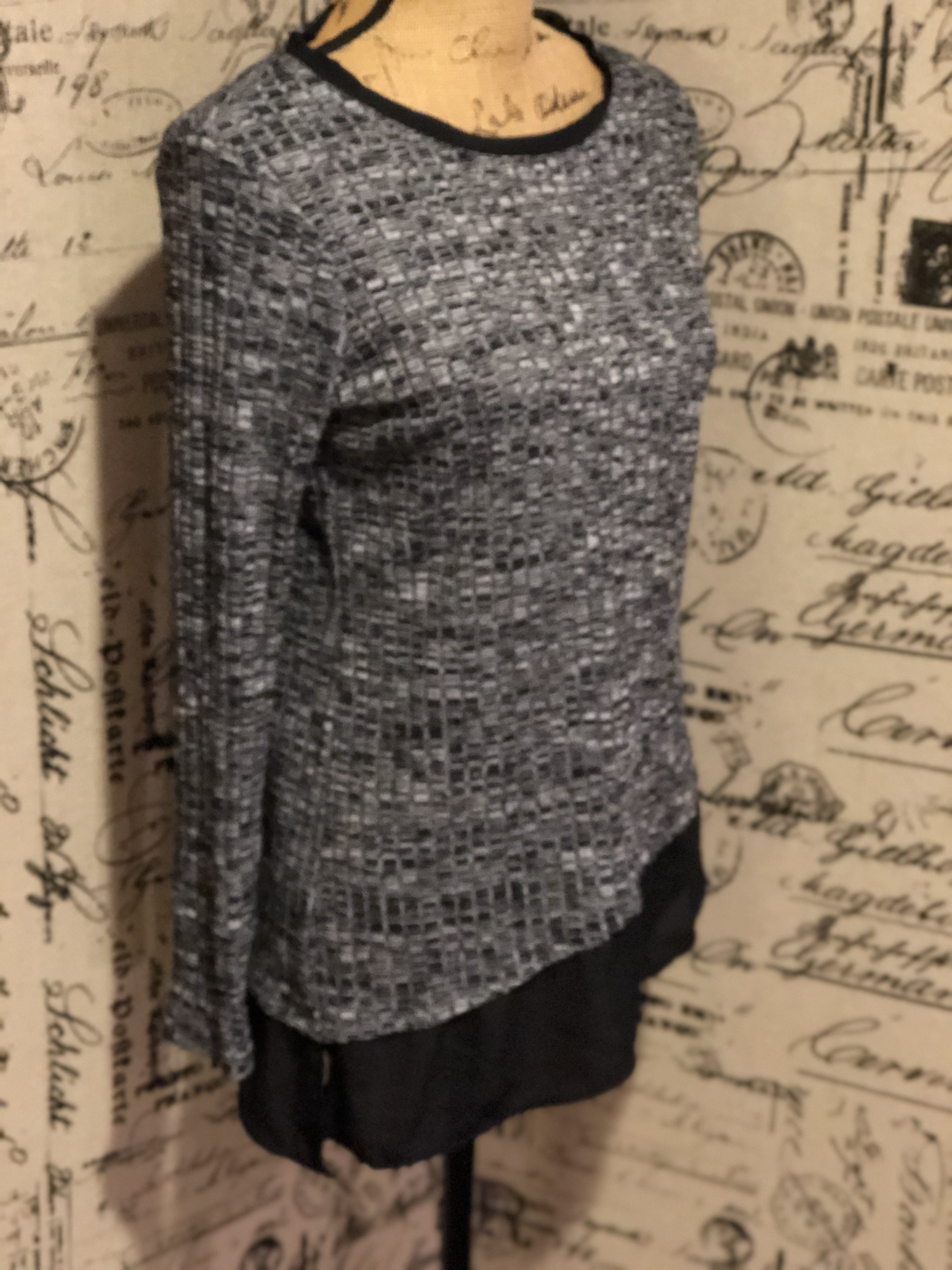 Thumbnail: Vera Wang Knit Sweater Size Medium (8-10)