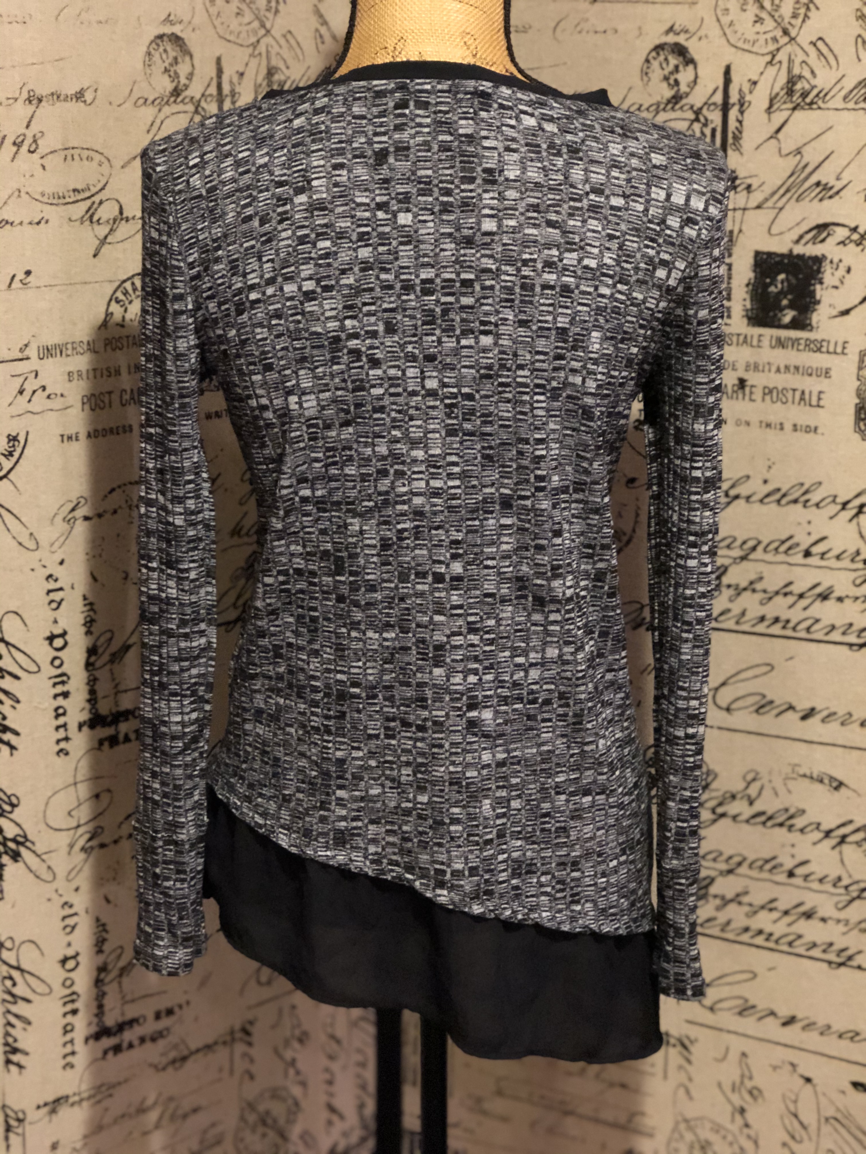 Thumbnail: Vera Wang Knit Sweater Size Medium (8-10)