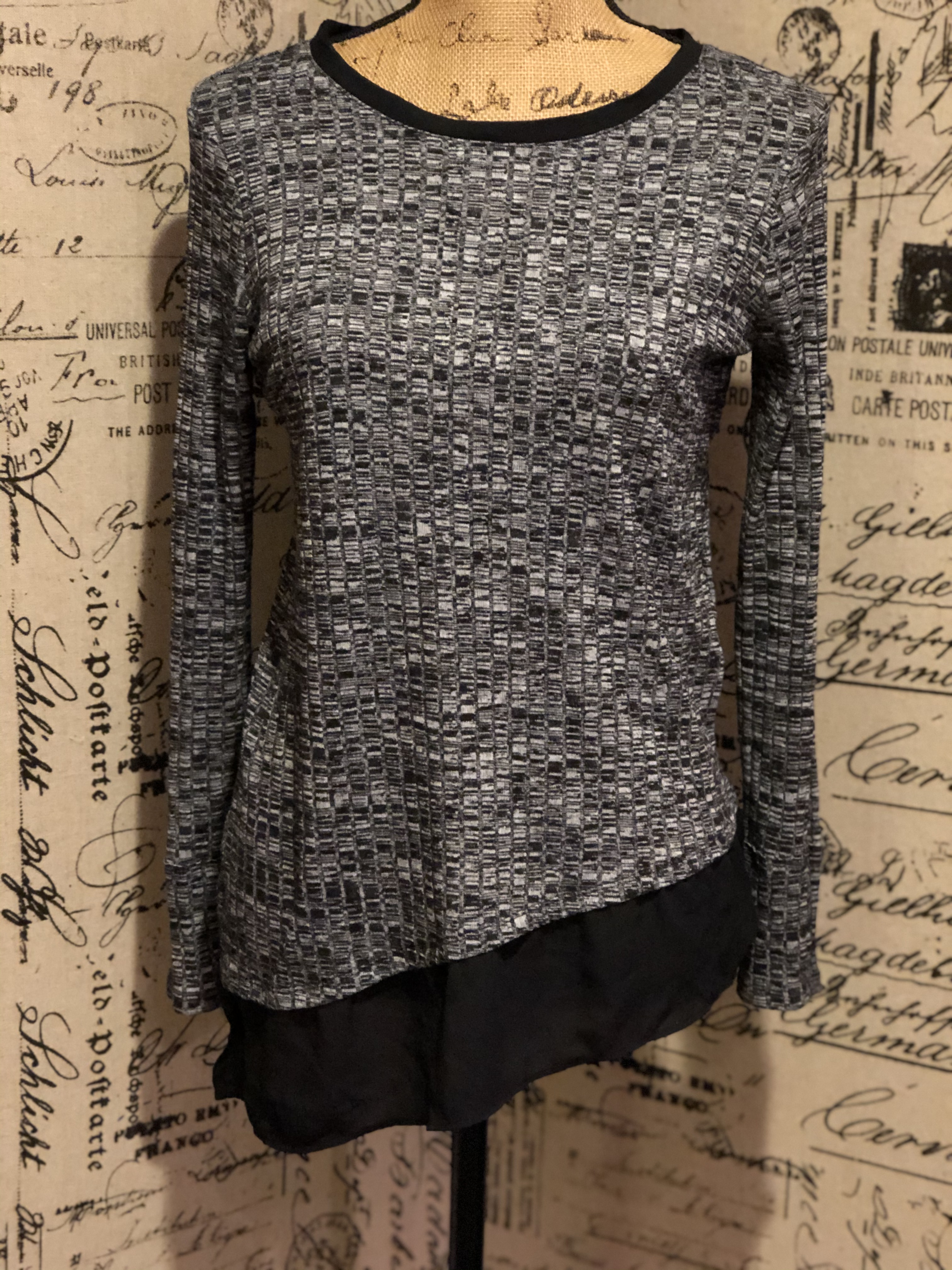 Thumbnail: Vera Wang Knit Sweater Size Medium (8-10)