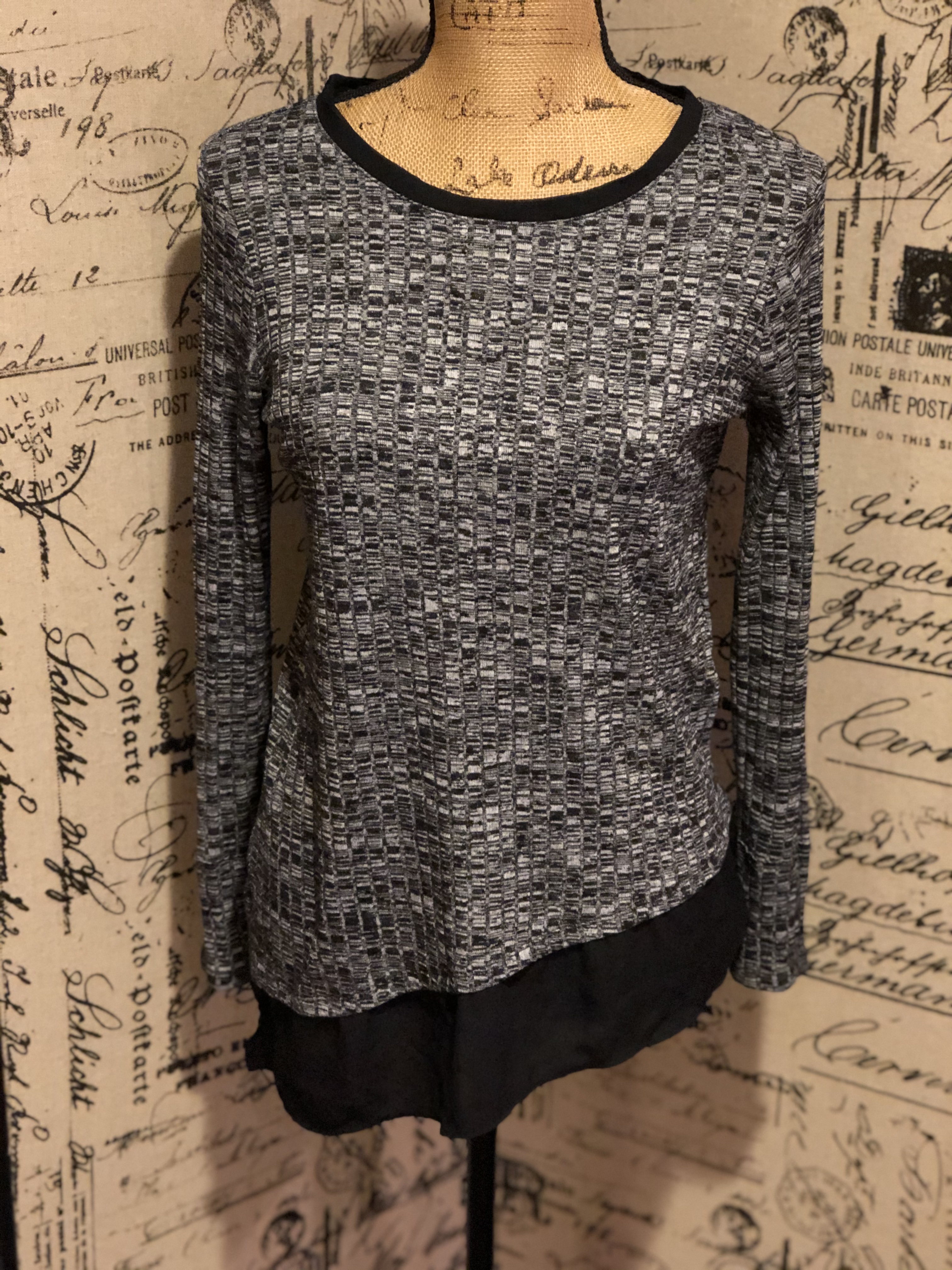 Thumbnail: Vera Wang Knit Sweater Size Medium (8-10)