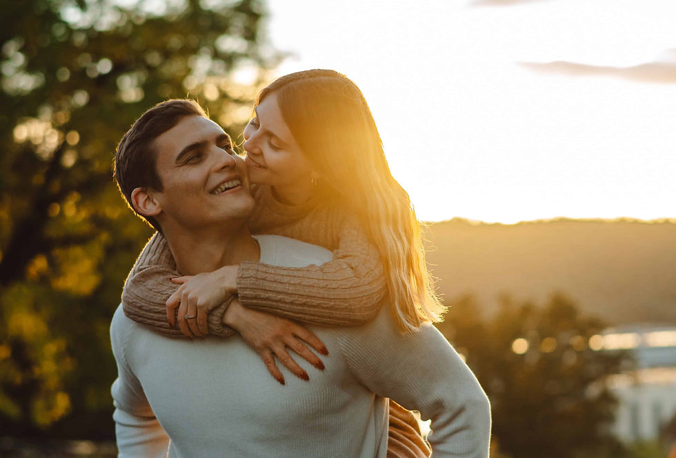 Verlobungs-Shooting Winterthur im Rosengarten während der goldenen Stunde – Xenia und Pascal lachen verliebt im warmen Abendlicht über den Dächern von Winterthur