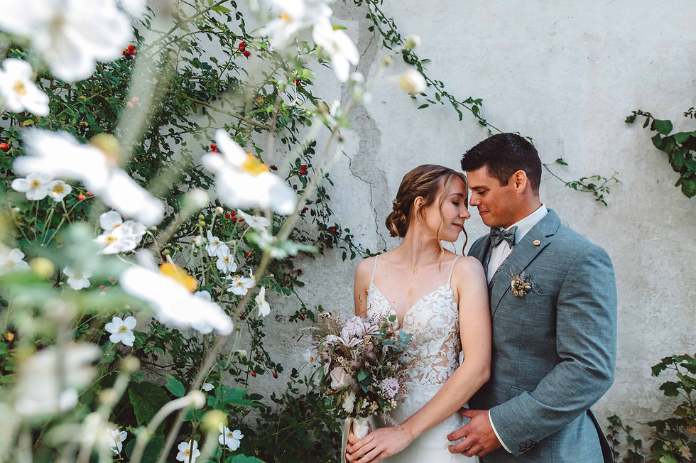 Hochzeitspaar bei Fotoshooting in Kartause Ittingen, Frauenfeld – verliebte Momente festgehalten - Hochzeitsfotograf Frauenfeld