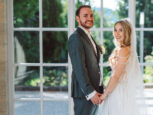 Elegantes Brautpaarfoto auf Schloss Au – natürliche und ästhetische Hochzeitsfotografie am Zürichsee