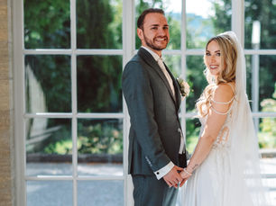 Elegantes Brautpaarfoto auf Schloss Au – natürliche und ästhetische Hochzeitsfotografie am Zürichsee