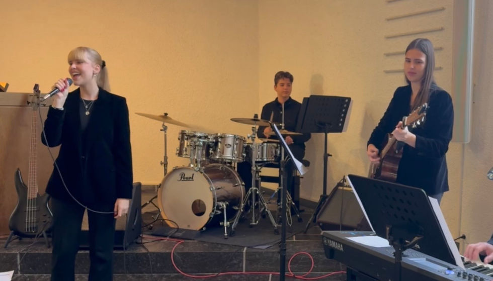 LAURA LAYE & THE Gs musikalische Begleitung Vernissage in Weesen