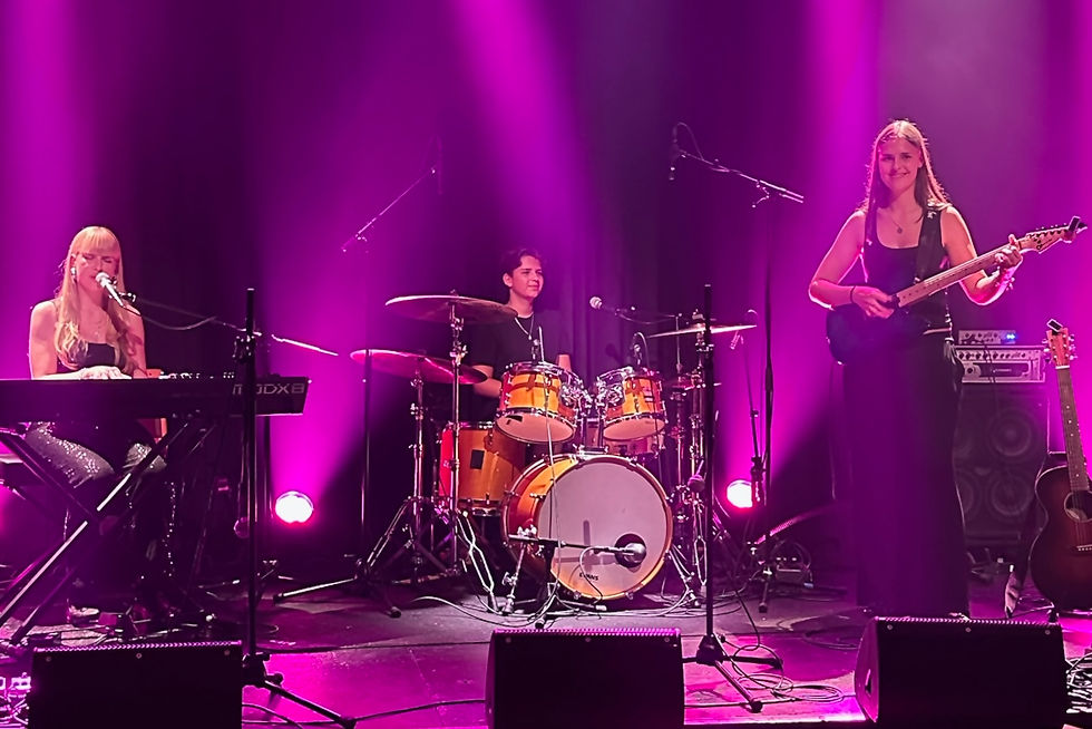 LAURA LAYE & THE Gs Live Gig @Kanzlei Club