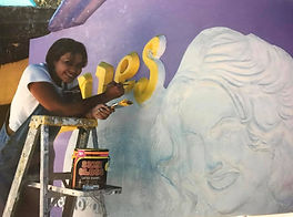 Escultura Denise pintando.jpg