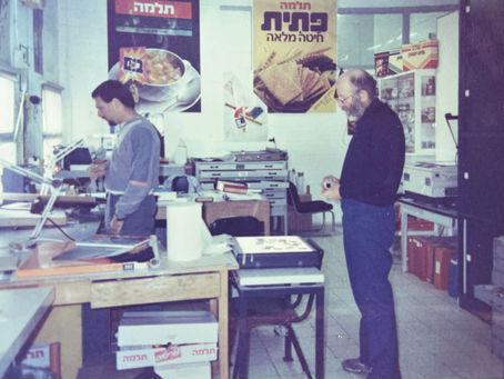 למה בחרנו להתמחות בעיצוב לוגו וזהות מותג? מסע של 37 שנות ניסיון