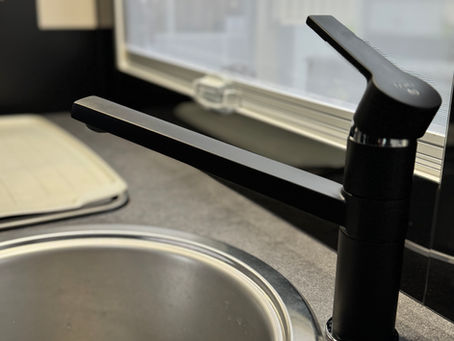 Kleines Detail, grosser Unterschied: Neuer Wassermischer im Camper