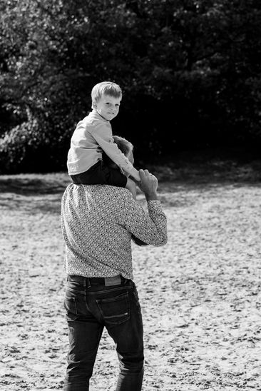 Fotograaf voor een familiereportage buiten in Heerenveen Joure Sneek Friesland
