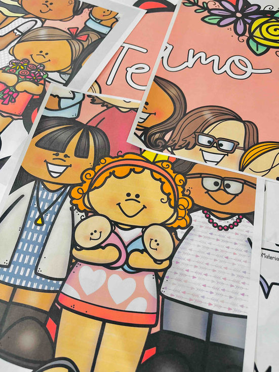 Decoración colorida de aula para Mayo con flores y mural 'Mamá'.