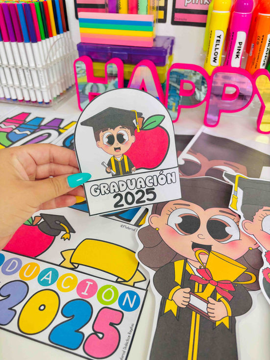 Decoración de graduación para julio con medallas, letreros, cenefas, etiquetas y lona para puerta