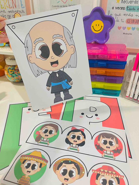 Imagen de decoraciones de septiembre 2024, incluyendo letras del mes, banderines de los héroes de la Independencia, cenefas p