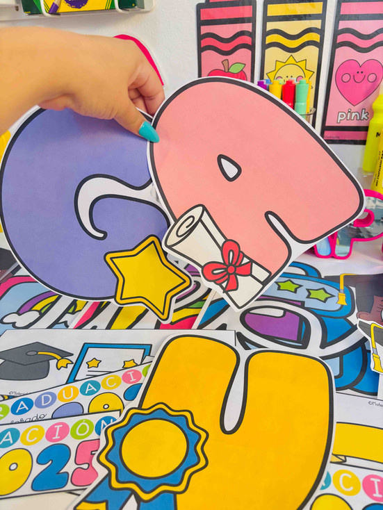 Decoración de graduación para julio con medallas, letreros, cenefas, etiquetas y lona para puerta