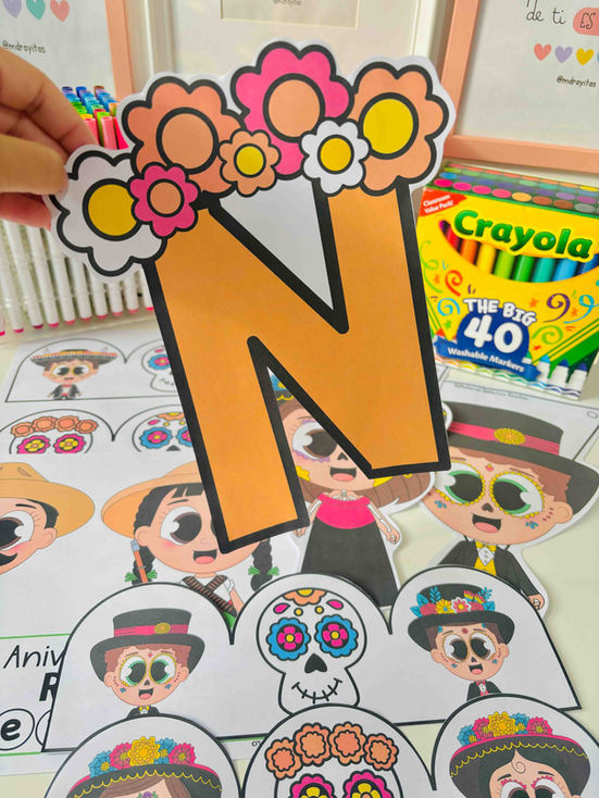 Imagen de la Decoración de Noviembre 2024 con elementos visuales del Día de Muertos, diseñada para decorar el Periódico Mural