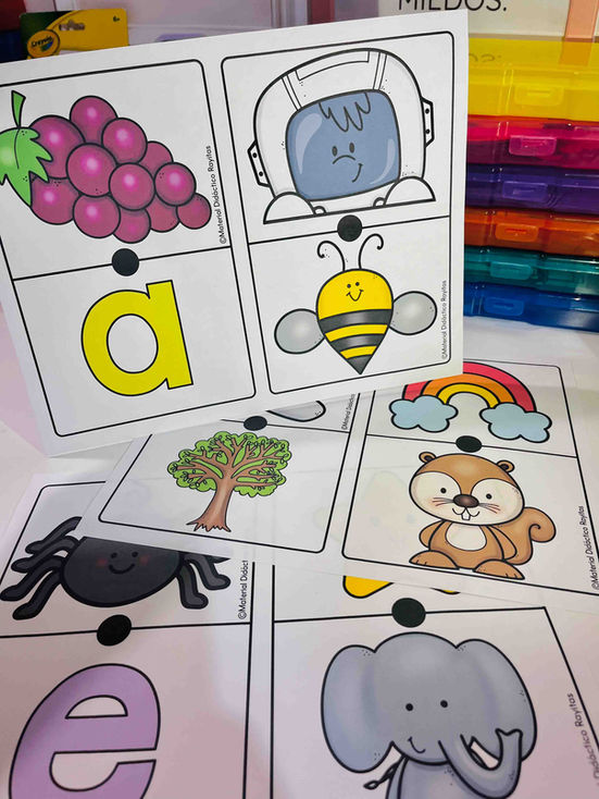 Juego de dominó de las vocales con ilustraciones coloridas para educación preescolar